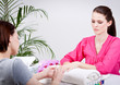 junge frau im nagelstudio maniküre nagelpflege