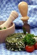 Schnittlauchkäse mit Käsebesteck und Mörser
