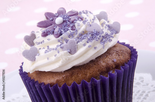 Photo: Kakao Cupcake mit lila Blume und Zuckerstreusel Kakao Cupcake mit lila Blume und Zuckerstreusel