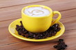 Tazza rossa con caffè e latte