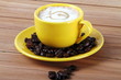 Tazza gialla con caffè macchiato