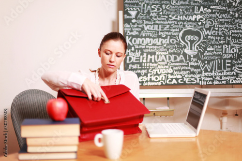 Photo: junge Frau am Arbeitsplatz junge Frau am Arbeitsplatz