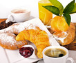 Leckeres Frühstück mit latte macchiato und Croissants