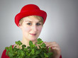 Junge Frau mit Zitronenmelisse