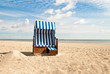 Strandkorb mit kleinem Sandhügel