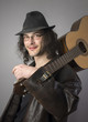 Junger mann mit Hut und Gitarre
