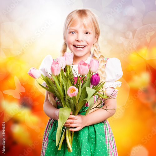 Photo: kleines Mädchen im Dirndl und mit Blumenstrauss kleines Mädchen im Dirndl und mit Blumenstrauss