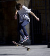 Chico practicando skateboard