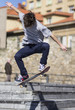 Chico practicando skateboard