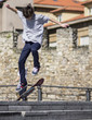 Chico practicando skateboard
