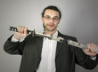Mann in Nadelstreifen mit Samuraischwert