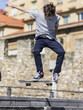 Chico practicando skateboard