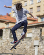 Chico practicando skateboard