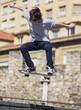 Chico practicando skateboard