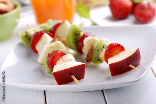 Photo: spiedini di frutta assortita spiedini di frutta assortita