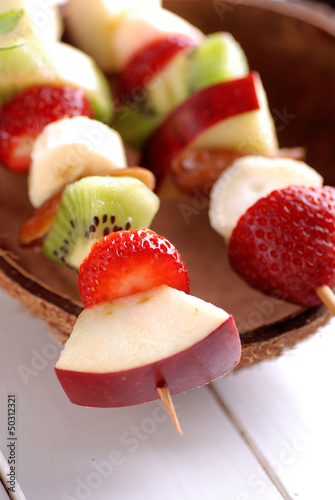 Photo: spiedini di frutta assortita spiedini di frutta assortita