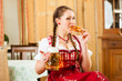Frau in Bayerischer Tracht in Restaurant
