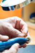 Akustiker arbeitet an einem Hörgerät
