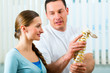 Beratung - Patientin bei der Physiotherapie
