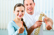 Beratung - Patientin bei der Physiotherapie