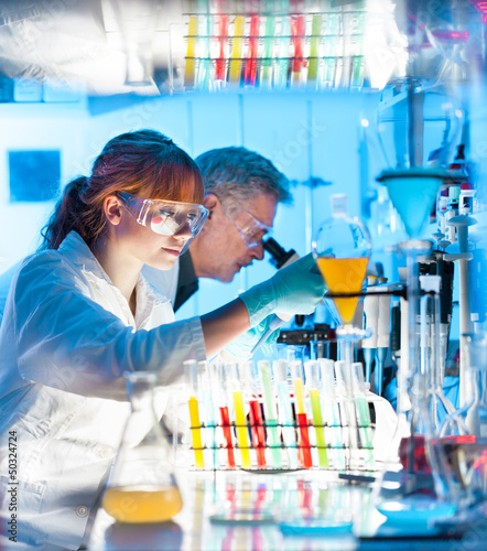 Photo: Health care professionals working in laboratory. Health care professionals working in laboratory.