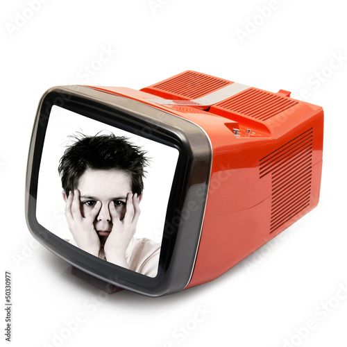 Photo: bambino spaventato in televisione vintage bambino spaventato in televisione vintage