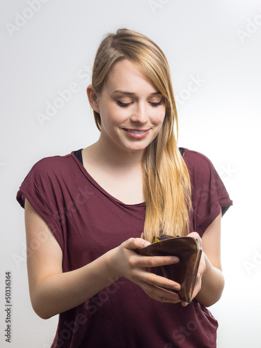 Photo: Blondine betrachtet ihre Geldbörse Blondine betrachtet ihre Geldbörse