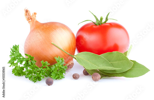 Photo: Fresh gold onions, red tomato, pimento, parsley and bay leaves i Fresh gold onions, red tomato, pimento, parsley and bay leaves i