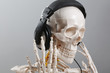 Foto: skelett hört musik skelett hört musik