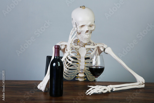 Photo: Skelett mit Rotwein Skelett mit Rotwein