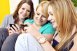 Junge Frauen mit Smartphones