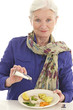 Femme senior - Rajout de sel