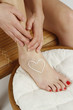 Foto: JEUNE FEMME - SOINS DES JAMBES ET DES PIEDS JEUNE FEMME - SOINS DES JAMBES ET DES PIEDS