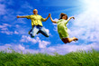 Foto: Fun couple in jump on the outdoor background Fun couple in jump on the outdoor background