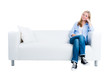 blonde frau sitzt auf dem sofa