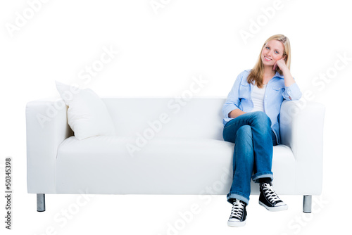 Photo: blonde frau sitzt auf dem sofa blonde frau sitzt auf dem sofa