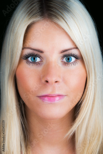 Photo: hübsche blonde frau mit blauen augen hübsche blonde frau mit blauen augen