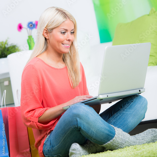 Photo: blonde frau auf shoppintour in internet blonde frau auf shoppintour in internet