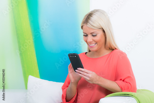 Photo: junge frau spielt auf ihrem smartphone junge frau spielt auf ihrem smartphone
