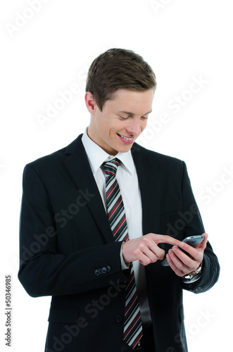 Photo: junger kaufmann tippt auf smartphone junger kaufmann tippt auf smartphone