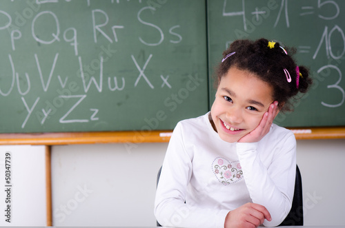 Photo: freundlich lächelndes schulkind freundlich lächelndes schulkind