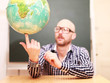 Lehrer mit Globus