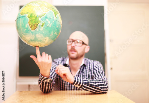 Photo: Lehrer mit Globus Lehrer mit Globus