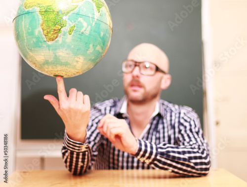 Photo: Lehrer mit Globus Lehrer mit Globus