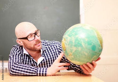 Photo: Lehrer mit Globus Lehrer mit Globus