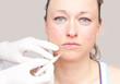 Frau lässt sich Lippen aufspritzen