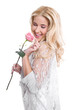 Junges verliebtes Mädchen mit einer Rose in der Hand