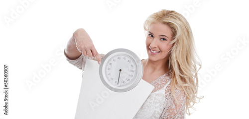 Photo: Junge Frau mit einer Waage in der Hand - isoliert - Blondine Junge Frau mit einer Waage in der Hand - isoliert - Blondine