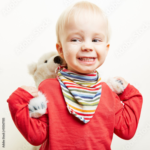 Photo: Kleines Kind trägt Teddybär huckepack Kleines Kind trägt Teddybär huckepack
