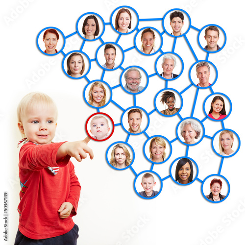 Photo: Kind zeigt mit Finger auf Geschwister im Social Netzwork Kind zeigt mit Finger auf Geschwister im Social Netzwork